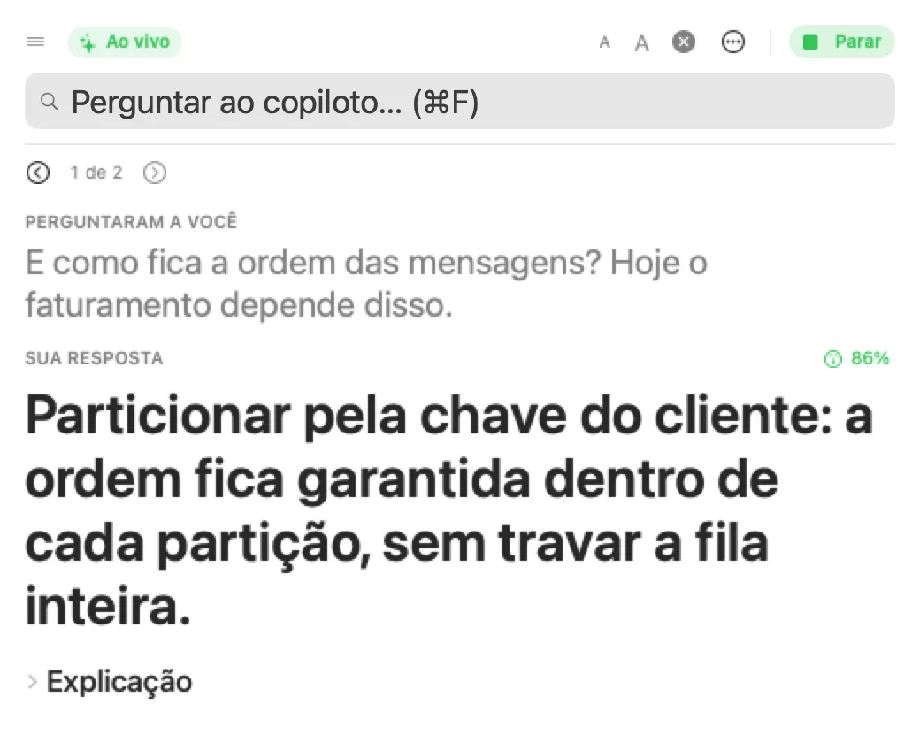 Teleprompter ao vivo mostrando a pergunta feita a você e a resposta sugerida em letras grandes, com 86% de confiança.